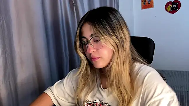 Snapshot of emma__bell_ chatting on November 10, 2025, 10:26 pm emma bell online show from November 10, 2025, 10:26 pm