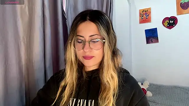 Snapshot of emma__bell_ chatting on October 21, 2025, 3:22 pm emma bell online show from October 21, 2025, 3:22 pm