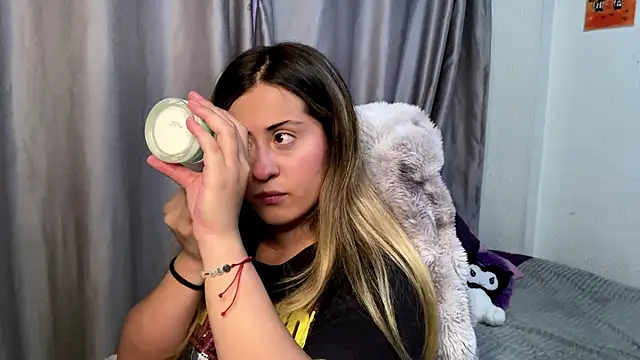 Snapshot of emma__bell_ chatting on November 9, 2025, 10:25 pm emma bell online show from November 9, 2025, 10:25 pm