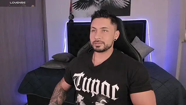 santi aesthetic online show from April 23, 2026, 3:35 am