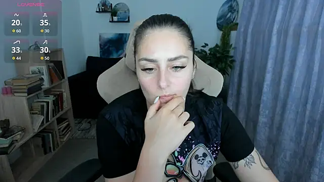 ValeriiMills online show from May 25, 2026, 1:43 pm