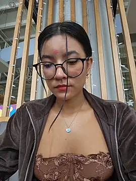 Snapshot of Pretty_roxxyy chatting on November 28, 2025, 1:33 pm Pretty roxxyy online show from November 28, 2025, 1:33 pm