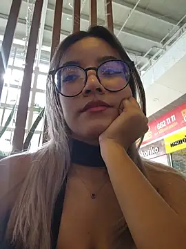 Snapshot of Pretty_roxxyy chatting on December 19, 2025, 1:24 pm Pretty roxxyy online show from December 19, 2025, 1:24 pm