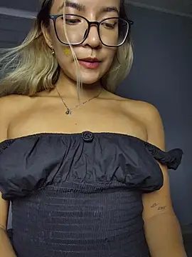 Snapshot of Pretty_roxxyy chatting on February 8, 2026, 12:30 am Pretty roxxyy online show from February 8, 2026, 12:30 am