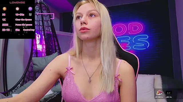 Snapshot of AlessiaCroft chatting on November 25, 2025, 5:19 am AlessiaCroft online show from November 25, 2025, 5:19 am