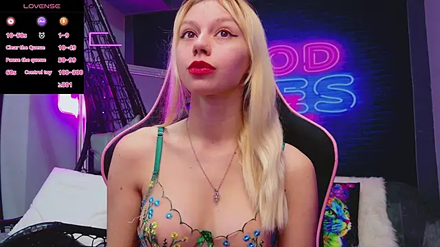 Snapshot of AlessiaCroft chatting on November 11, 2025, 5:13 am AlessiaCroft online show from November 11, 2025, 5:13 am