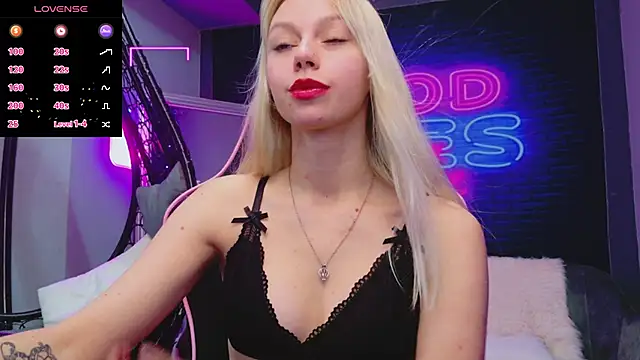 Snapshot of AlessiaCroft chatting on November 24, 2025, 5:07 am AlessiaCroft online show from November 24, 2025, 5:07 am