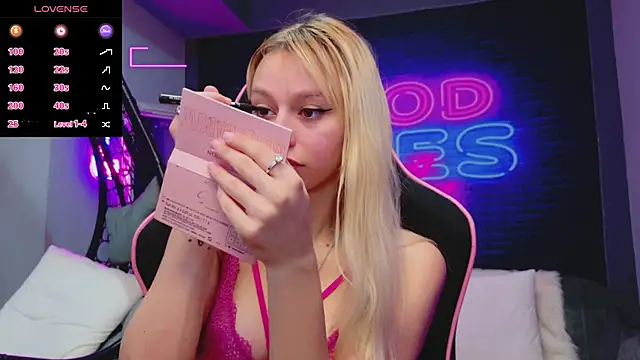 Snapshot of AlessiaCroft chatting on November 16, 2025, 5:12 am AlessiaCroft online show from November 16, 2025, 5:12 am