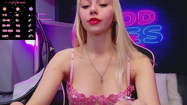 Snapshot of AlessiaCroft chatting on November 18, 2025, 5:22 am AlessiaCroft online show from November 18, 2025, 5:22 am