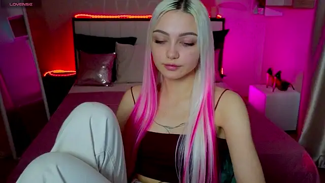 LinaLirian online show from November 8, 2025, 1:36 pm