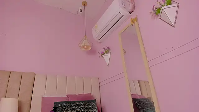  lucia 18 online show from October 28, 2025, 6:40 pm