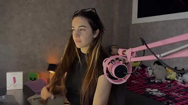 Snapshot of CupSizeGirl chatting on February 17, 2026, 8:33 am CupSizeGirl online show from February 17, 2026, 8:33 am