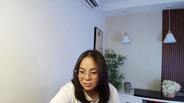  Victoria Collins online show from April 18, 2026, 11:45 am