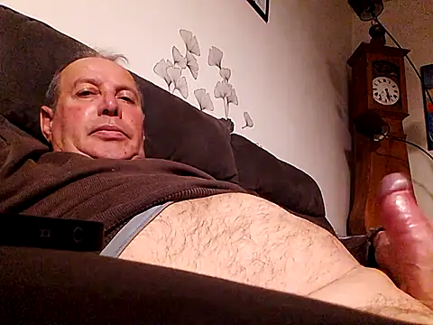 Snapshot of Vince072 chatting on November 24, 2025, 8:53 pm Vince072 online show from November 24, 2025, 8:53 pm