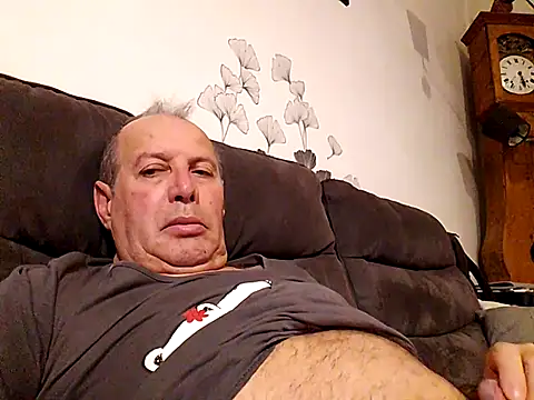 Snapshot of Vince072 chatting on November 7, 2025, 4:17 am Vince072 online show from November 7, 2025, 4:17 am