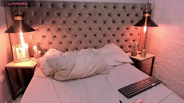 Snapshot of Anittatoro_ chatting on November 8, 2025, 7:28 pm Anittatoro online show from November 8, 2025, 7:28 pm