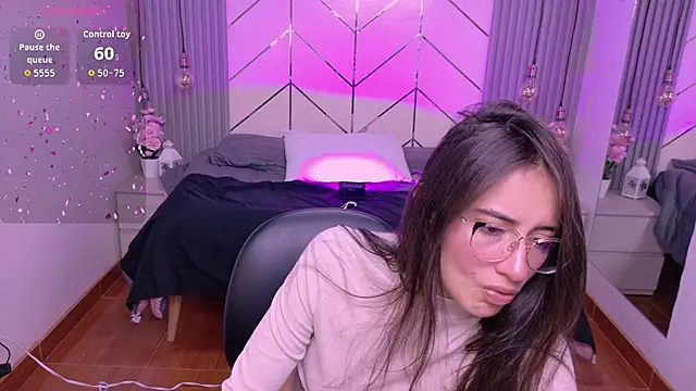 alesiamoore online show from May 15, 2026, 2:37 pm