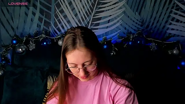 Snapshot of ChristyCrayme chatting on December 18, 2025, 10:13 pm ChristyCrayme online show from December 18, 2025, 10:13 pm