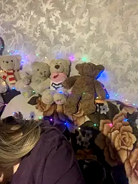 hotsteacher online show from December 16, 2025, 1:10 am