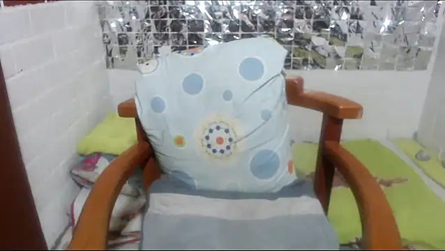 Snapshot of rose-crystal chatting on January 6, 2026, 10:58 pm rose-crystal online show from January 6, 2026, 10:58 pm