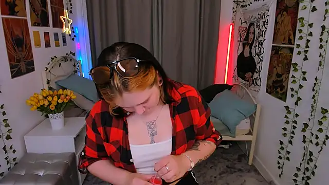 Snapshot of lunaalli chatting on September 10, 2025, 4:28 pm lunaalli online show from September 10, 2025, 4:28 pm