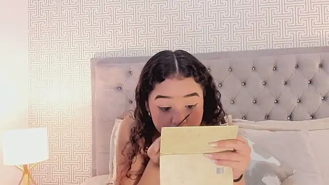 Evaa Lunna  online show from March 20, 2026, 8:43 pm