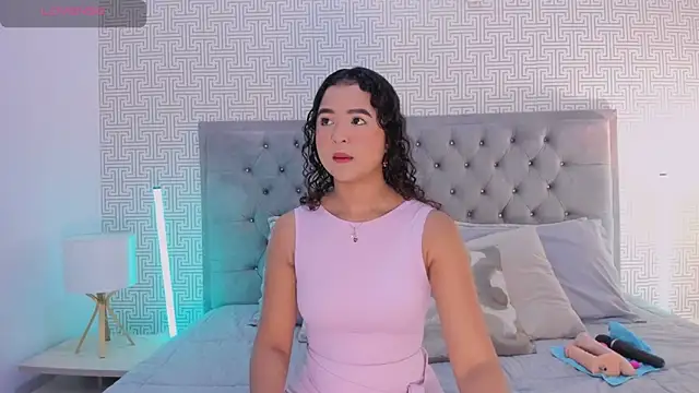 Evaa Lunna  online show from May 20, 2026, 8:28 pm