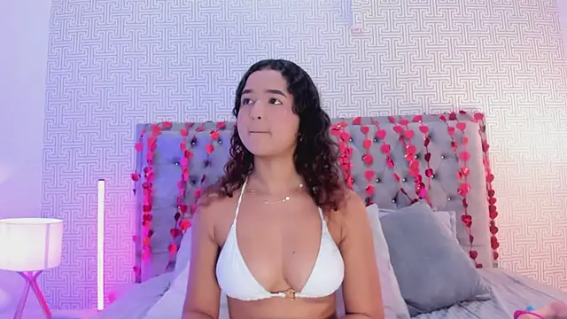 Evaa Lunna  online show from February 15, 2026, 8:41 pm