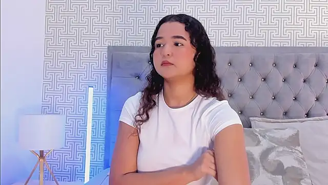 Evaa Lunna  online show from April 16, 2026, 8:42 pm