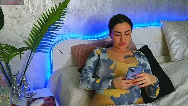 Snapshot of Aelorya chatting on December 4, 2025, 7:35 pm Aelorya online show from December 4, 2025, 7:35 pm