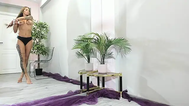 Snapshot of MayaHellen chatting on December 14, 2025, 5:35 am MayaHellen online show from December 14, 2025, 5:35 am