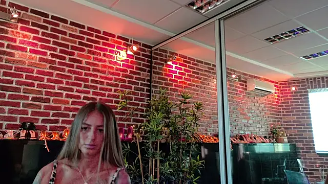 MayaHellen online show from May 5, 2026, 5:43 am