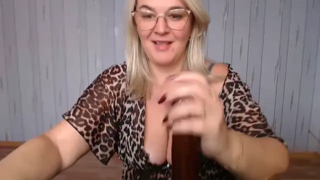 Snapshot of EleanoraDream chatting on October 23, 2025, 10:25 am EleanoraDream online show from October 23, 2025, 10:25 am