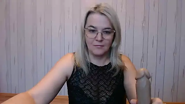 Snapshot of EleanoraDream chatting on November 11, 2025, 6:19 am EleanoraDream online show from November 11, 2025, 6:19 am