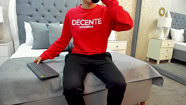 Snapshot of ZoeKrug chatting on September 18, 2025, 12:41 pm ZoeKrug online show from September 18, 2025, 12:41 pm