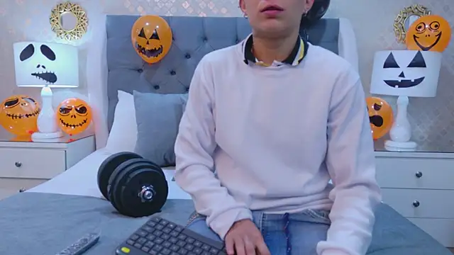 Snapshot of ZoeKrug chatting on October 16, 2025, 11:51 am ZoeKrug online show from October 16, 2025, 11:51 am