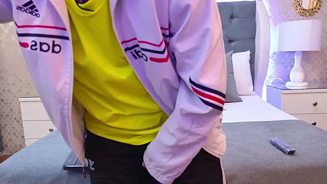 Snapshot of ZoeKrug chatting on November 18, 2025, 11:35 am ZoeKrug online show from November 18, 2025, 11:35 am