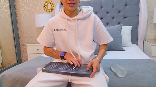 Snapshot of ZoeKrug chatting on October 6, 2025, 11:33 am ZoeKrug online show from October 6, 2025, 11:33 am