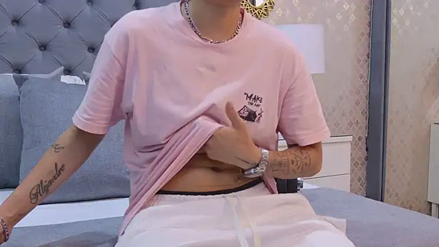 Snapshot of ZoeKrug chatting on September 17, 2025, 12:07 pm ZoeKrug online show from September 17, 2025, 12:07 pm