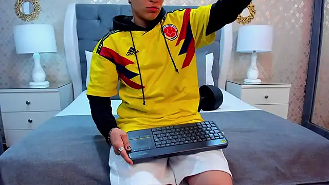 Snapshot of ZoeKrug chatting on October 11, 2025, 11:55 am ZoeKrug online show from October 11, 2025, 11:55 am