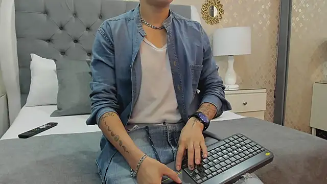 Snapshot of ZoeKrug chatting on September 12, 2025, 12:16 pm ZoeKrug online show from September 12, 2025, 12:16 pm