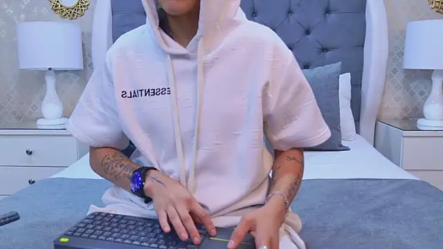 Snapshot of ZoeKrug chatting on October 29, 2025, 12:04 pm ZoeKrug online show from October 29, 2025, 12:04 pm