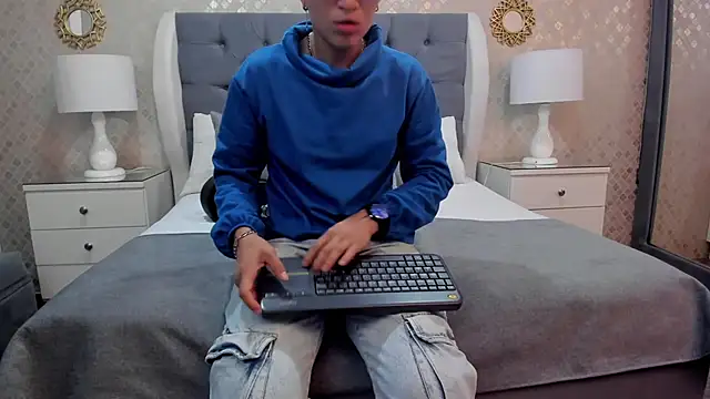 Snapshot of ZoeKrug chatting on September 13, 2025, 11:54 am ZoeKrug online show from September 13, 2025, 11:54 am