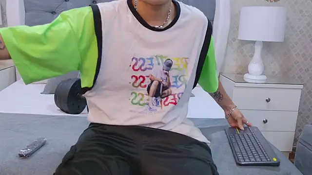 Snapshot of ZoeKrug chatting on September 27, 2025, 12:11 pm ZoeKrug online show from September 27, 2025, 12:11 pm