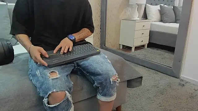 Snapshot of ZoeKrug chatting on September 14, 2025, 12:05 pm ZoeKrug online show from September 14, 2025, 12:05 pm