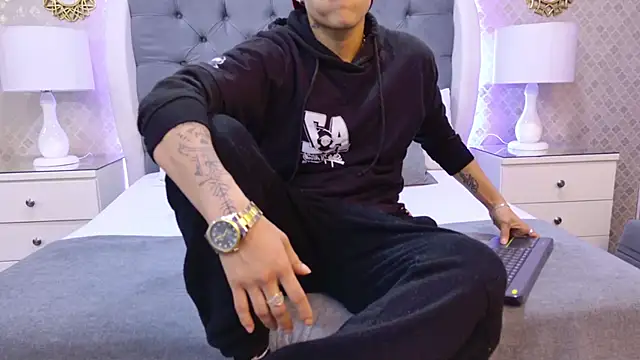 Snapshot of ZoeKrug chatting on November 17, 2025, 11:58 am ZoeKrug online show from November 17, 2025, 11:58 am