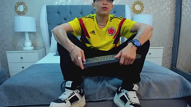 Snapshot of ZoeKrug chatting on October 2, 2025, 11:46 am ZoeKrug online show from October 2, 2025, 11:46 am