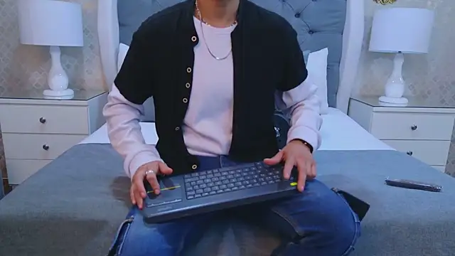 Snapshot of ZoeKrug chatting on October 25, 2025, 11:53 am ZoeKrug online show from October 25, 2025, 11:53 am