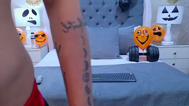 Snapshot of ZoeKrug chatting on October 15, 2025, 11:51 am ZoeKrug online show from October 15, 2025, 11:51 am