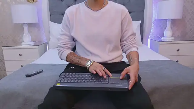 Snapshot of ZoeKrug chatting on November 24, 2025, 8:53 pm ZoeKrug online show from November 24, 2025, 8:53 pm